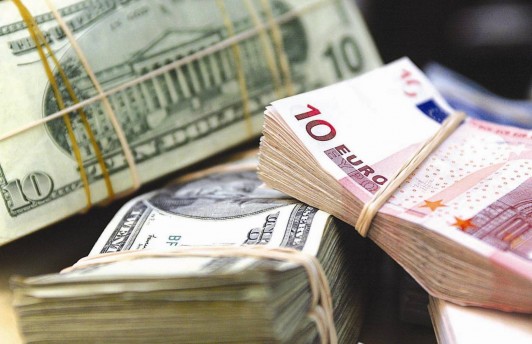Центробанк РФ установил официальные курсы доллара и евро