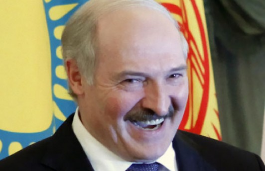 Лукашенко будет вести расчёты с Россией только в долларах и евро