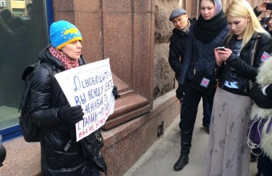 В Москве задержали шесть человек за одиночные пикеты против Путина